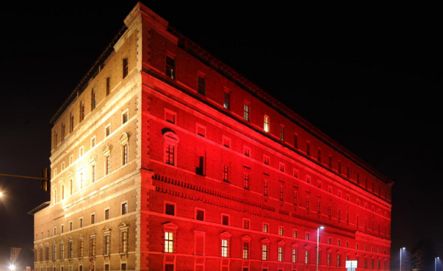 Palazzo Farnese si illumina di rosso